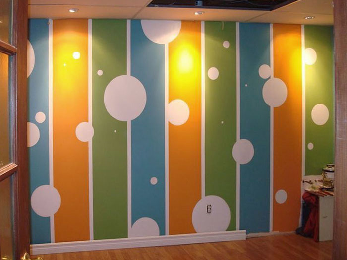 trang trí tường bằng nhiều màu sắc